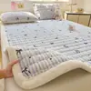 Juego de tres piezas de colchón de terciopelo de leche para uso doméstico, engrosado y cálido para invierno, adecuado para dormitorios estudiantiles, cama individual, protector de colchón y sábana bajera