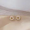 Brincos de Pérola Geométricos Vazados Estilo Minimalista Brincos de Flor Pequenos e Delicados Estilo Coreano Brincos Versáteis para o Dia a Dia de Luxo Leve para Mulheres