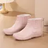 Botas de lluvia de moda para mujer, perfectas para el trabajo y el uso en la cocina, con suela antideslizante, material ultrablando, diseño de corte bajo y propiedades resistentes a los olores.. Estas son botas de lluvia para mujer de talla adulta, también adecuadas como zapatos casuales.