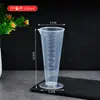 Taza medidora de plástico al por mayor transfronteriza 100 ml taza medidora de PP de grado alimenticio con escala taza medidora pequeña triangular herramienta para tienda de té de leche