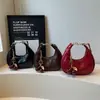 Bolso de axila para el día a día con un toque de alta gama, diseño de nicho, colgante de cereza, bolso cruzado para mujer, nuevo bolso francés de media luna 2026