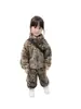 Conjunto de forro polar con estampado de leopardo para niñas, nuevo estilo otoño/invierno, conjunto de dos piezas engrosado y cálido para niños, ropa exterior y de estar a la moda para bebés