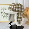 Gorra Retro de Estilo Coreano a Cuadros con Forro de Polar Lei Feng para Mujer, Gorra Cálida de Invierno con Visera Corta que Protege los Oídos, Gorra a Prueba de Viento para Ciclismo y Vuelo para Hombre