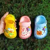 Novos chinelos de EVA para crianças com bico fechado e furos, fofos, de desenho animado, para bebês, antiderrapantes, sandálias de verão para meninos e meninas