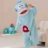 Pijama de una pieza de felpa de coral para mujer con diseño de pez payaso lindo, engrosado y cálido para otoño e invierno, bata de dibujos animados peculiar para parejas, pez de cabeza grande