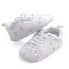 Nuevos zapatos deportivos de primavera y otoño con corazones y cinco estrellas para bebé y niño pequeño, suela suave, zapatos de ondas pequeñas, blanco, venta al por mayor 0813