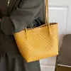 Bolsa Grande para o Dia a Dia para Mulheres 2026 Novo Verão High-End Retrô Textura Trançada Bolsa de Ombro Único Bolsa Tote Saco