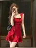 2025 Novo Verão Feminino Hot Girl Saia Curta Vestido de Alça Vermelho High-End High-End Design de Nicho