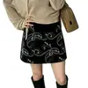 Saia curta jacquard bordada estilo vintage francês sob medida para mulheres, novo modelo outono 2026, cintura alta, justa ao quadril, modeladora
