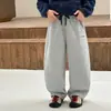 Calça de moletom para meninos, nova coleção primavera/outono 2026, calça esportiva versátil e de corte solto para crianças mais velhas, calça casual para meninos, calça infantil
