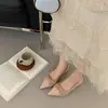 Sandálias elegantes de salto anabela bico fino e bico fechado para mulheres, novo estilo de verão 2026, estilo socialite, sapatos versáteis da moda com pregas discretas