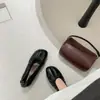 Zapatos tipo mocasín para mujer estilo ballet, de tacón grueso, color uva, modelo de mamá, slip-on, con división en la punta (tabi), y volantes elásticos