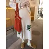 Conjunto estiloso de top bordado vazado e saia da moda da fábrica original