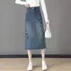 Saia Jeans Bordada Estilo Nacional para Mulheres Verão 2026 Nova Saia Midi de Cintura Alta com Fenda nas Costas e Design que Molda o Corpo