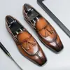 Sapatos masculinos de couro casamento noivo terno negócios britânicos bico fino aumento de altura brogues estilista flor casual sapatos masculinos