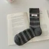 Calcetines de estilo coreano para primavera y otoño, con bloques de color y estampado de letras, micro-presión, calcetines de media pantorrilla para mujer en blanco y negro, calcetines largos transpirables a rayas superpuestos