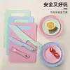 Venta al por mayor Spot Cuchillo de plástico de cocina para jardín de infantes Plato de frutas Cuchillo de frutas Cuchillo y tenedor para suplementos alimenticios Herramientas Juego de cuchillos para cortar verduras para bebés
