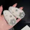 Nuevo Pasador de Pelo Elegante de Felpa con Copos de Nieve Otoño e Invierno Diseño de Nicho de Gama Alta Único y Hermoso Exquisito Pasador de Pelo de Felpa