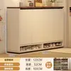 Zapatero de madera maciza, una unidad de almacenamiento multicapa de gran capacidad, diseñado para uso doméstico, colocado contra la pared en la entrada, sirviendo como zapatero para el pasillo o la entrada
