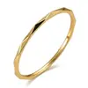 Anel de Aço Titânio com Superfície de Losango Gravada Anel de Banda Fina de 1mm Anel Feminino Anel Simples de Ouro Real 18K para Homens e Mulheres Venda Direta de Fábrica Atacado