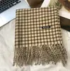 Venta de liquidación de bufandas con 40% de descuento en un puesto, bufandas largas y cortas de hilo de felpa tejido cálido para otoño e invierno en oferta