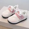 Zapatos de Entrenamiento Ligeros con Velcro Lindos para Niños 2026 Modelo Nuevo Dulce Niña Zapatos Blancos Ligeros Tenis de Moda Estilo Coreano Modernos