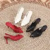 Elegantes sandalias de tacón alto con tira en el tobillo y detalle de lazo, nueva colección primavera 2026, tacón de aguja, punta fina, flats color vino tinto