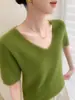 Top sin costuras de manga corta con cuello en V, una pieza versátil y elegante para otoño e invierno, diseñado para acentuar el escote