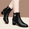 Botas femininas de tornozelo bico redondo em couro macio, pretas, versáteis, plus size, botinhas de couro, salto grosso, forradas com fleece para aquecimento, botas femininas nude, botas de couro de algodão