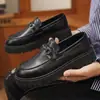 Sapatos masculinos de couro de ponta larga, sola grossa, com aumento de altura, de tamanho grande, para uso transfronteiriço; mocassins casuais brilhantes de couro envernizado, com salto grosso e moderno, sapatos da moda para cabeleireiros