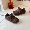 Tênis infantis estilo coreano, nova coleção primavera/outono 2026, sapatos casuais para meninas, tênis de skate para meninos, sapatos de bebê com sola macia, sapatos estilo Forrest Gump