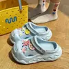 Calçado de verão para aumentar a altura, desenho animado, grosso, novo estilo, sapatos com furos, cabeça feminina, sola antiderrapante, exterior espessado, chinelos EVA, praia feminina