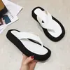 Nuevas chanclas de verano para mujer, sandalias de dedo con plataforma para mujer, zapatos de playa de suela plana para uso en exteriores