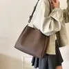 Bolsos de Mujer de Moda de Este Año, Gran Capacidad, Nuevos Bolsos de Hombro Retro de Moda Otoño e Invierno 2025, Bolsos Cubo Versátiles Texturizados