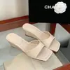 Primer encuentro: Sandalias de cuña suaves estilo francés con una sola tira, suela blanda, punta cuadrada, versátiles y elegantes, perfectas para usar al aire libre en el verano de 2026