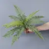 Plantas verdes artificiales en stock, manojos de helecho, hojas de helecho, hierba de helecho para decoración de paredes interiores y diseño de paisajes, césped artificial al por mayor
