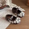 Sapatos de princesa para crianças, nova coleção primavera 2026, sapatos de bebê estilo coreano, design floral fofo, sapatilhas de bico fino, sapatos de performance para meninas, sapatos de couro da moda