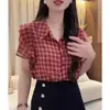 Estilo Novo Verão 2026 Gola Pequena Acabamento com Babados Redutor de Idade Elegante Blusa de Chiffon Moderna Chique Camisa