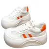 Sapatos de pão únicos e fora do comum, sapatos puff ultrassuaves, novo estilo da primavera de 2025, sapatos brancos fofos leitosos com sola grossa para aumentar a altura para mulheres