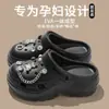 Sapatos femininos de sola grossa e com furos, novo estilo de sandálias de praia antiderrapantes com bico alto para mulheres, verão 2024