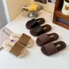 Nuevas Pantuflas Versátiles Resistentes a la Suciedad de Cuero Gamuzado Otoño/Invierno para Niñas 2025 Uso Exterior Correa Única Lana de Cordero Casual Perezoso Antideslizantes