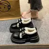 Mocassins femininos de sola grossa com forro de pelúcia, novo modelo de inverno 2026, sapatos pequenos de couro pretos estilo britânico, sapatos femininos peludos de sola macia