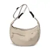 Bolsa transversal feminina em formato de dumpling, muito estilosa, casual, versátil, leve, perfeita para carregar um celular, adequada para compras e para o dia a dia.