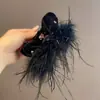 Grampo de Cabelo de Pena de Avestruz Preta de Luxo na Parte de Trás da Cabeça Novo Outono e Inverno 2025 Prendedor de Cabelo de Pena Luxo Acessível Clip de Tubarão para Cabelo