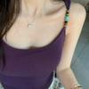 Chica Guapa Lleva Camisola Estilo Francés con Almohadillas para Pecho para Mujer para Usar como Ropa Exterior en Verano con Bonitos Tops sin Mangas de Espalda