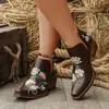2026 Nuevas Botas Cortas de Cuadrado Bordadas Estilo Occidental para Mujer, En Stock, Estilo Étnico Retro Tacón Grueso Corte en V Talla Grande Botas para Mujer