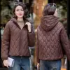 Chaqueta corta de algodón con capucha para mujer, nuevo estilo invierno 2026, popular este año, abrigo corto de algodón acolchado ligero y cálido