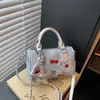 Bolsa Boston de Mão Versátil para o Dia a Dia, Ombro Único ou Transversal, Novo Design Primavera/Verão 2026, Cor Azul Denim Fresco com Cereja