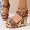 Sandalias de talla grande transfronterizas 2026 verano nuevo estilo correa de hebilla sandalias con remaches punta abierta tacón de cuña plataforma impermeable sandalias cosidas