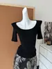 Saia midi jacquard de cintura alta em linha A com formato de botão, silhueta elegante que afina + camiseta preta de manga média com gola U